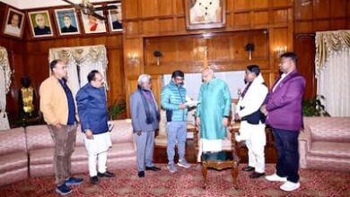 राज्यपाल को इस्तीफा सौंपते हुए हेमंत सोरेन