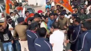 नारे लगा रहे लोगों से मिलते राहुल गांधी